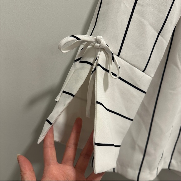 Modern Chic H&M Blouse Top with Cute Sleeve Slit and Bow Detail - Picture 3 of 6